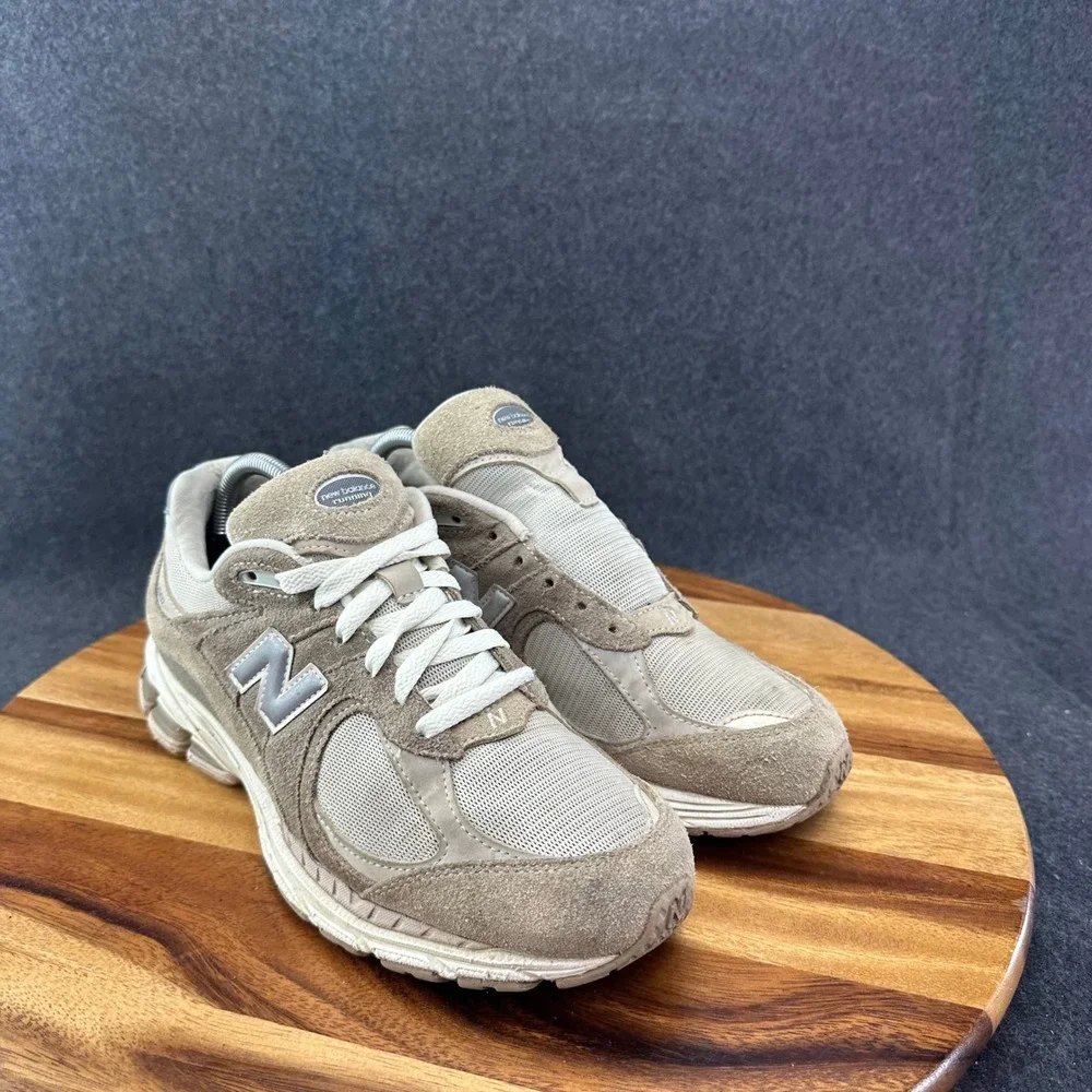 New Balance Trainers Sz 9.5 Womens Brown Driftwood Sandstone 2002R Running Shoes